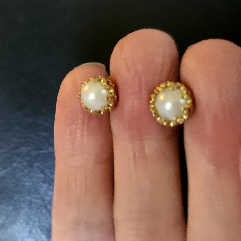 Natural pearl earrings gold plated filigree crown setting - Picture 5 of 9